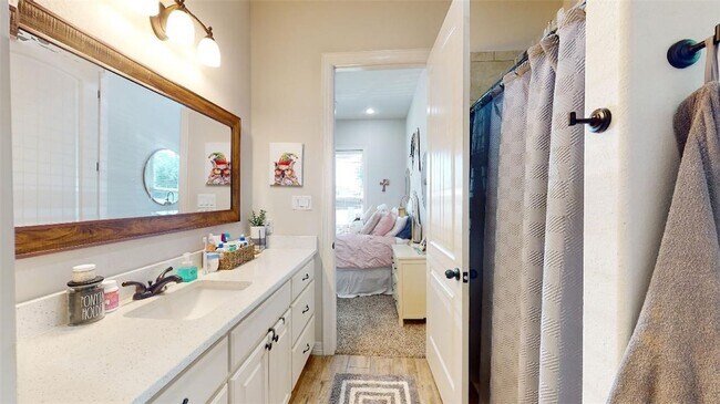 Building Photo - 105 Luther St