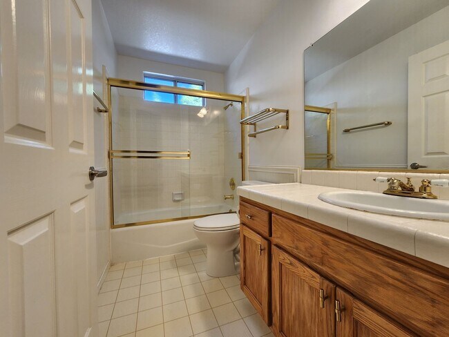 Building Photo - Spacious 4 Bed / 3 Bath Windsor Home