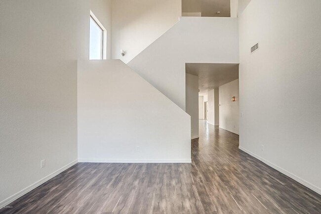Building Photo - Charming 4 Bedroom 3 Bath 3 Car garage Hom...