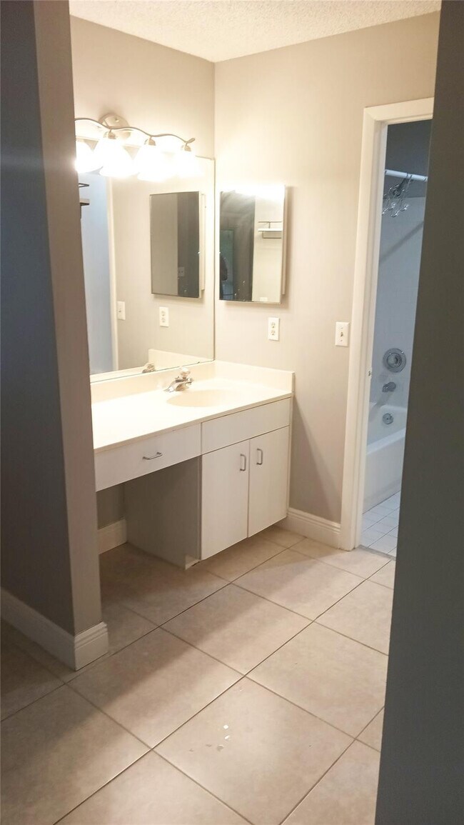 Building Photo - 922 Coral Club Dr