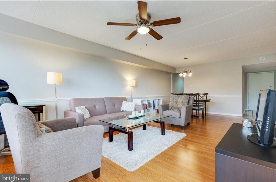 Living room - 6300 Stevenson Ave