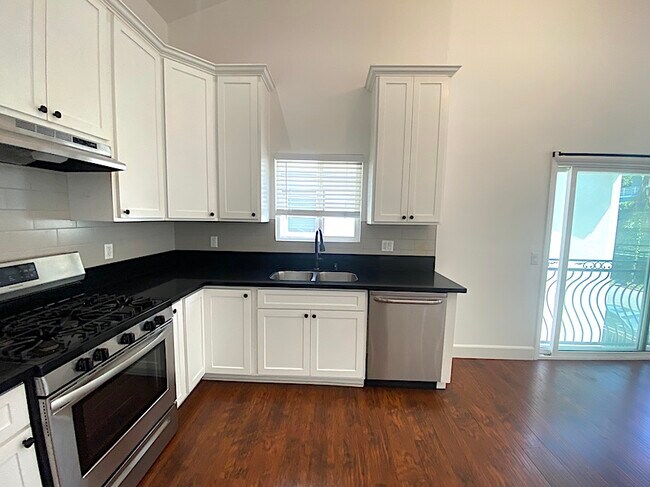 Building Photo - 4861 Mascot St