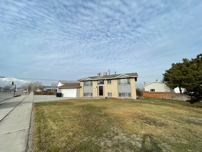 Building Photo - Spacious 6-Bedroom Magna Home with Fenced Yard