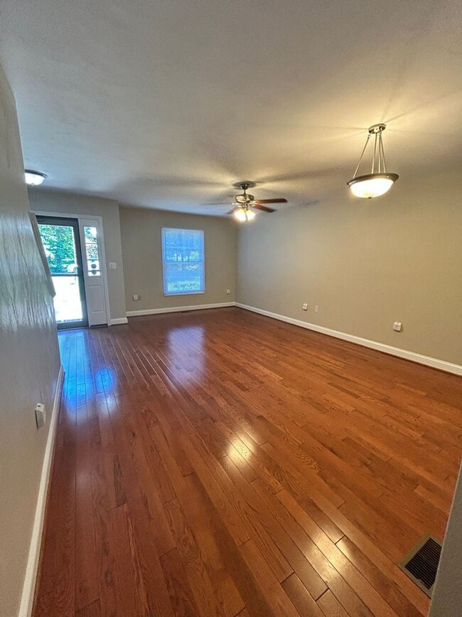 Building Photo - Like New Townhome in Old SW! Close to Cari...