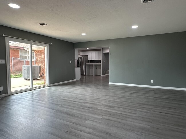 Building Photo - 3633 Buffalo Dr