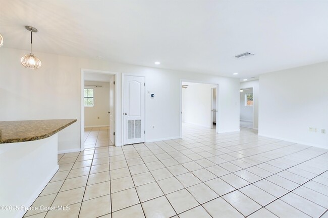 Building Photo - 1202 Yacht Club Blvd