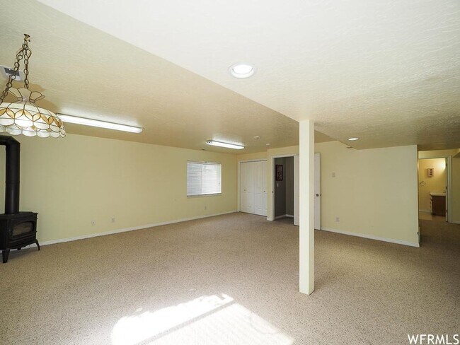 Building Photo - Spacious Rambler w attached 2 car garage!