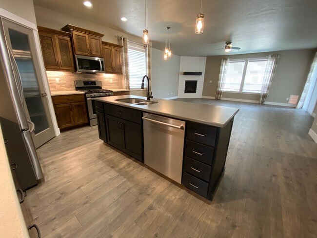 Building Photo - Lovely Single Level 3 Bed 2 Bath Home in M...