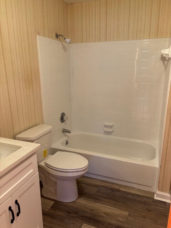 Building Photo - "Charming 2-Bedroom Townhouse in Mary Esth...
