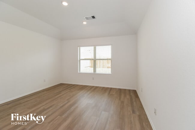 Building Photo - 712 Scenic Lk Dr