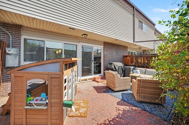 Building Photo - Modern 3-Bedroom Townhome Featuring an Updated Kitchen and Spacious Primary Suite
