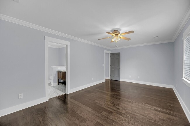 Building Photo - Centrally Located and Beautifully Renovate...