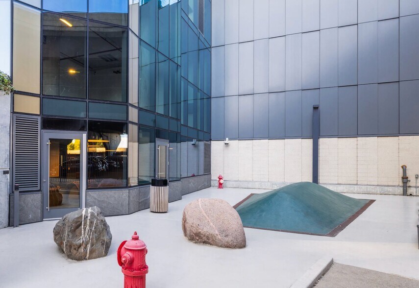 Building Photo - 411 N Harbor Dr