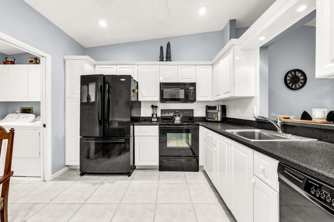 Building Photo - 18615 Breezy Palm Way