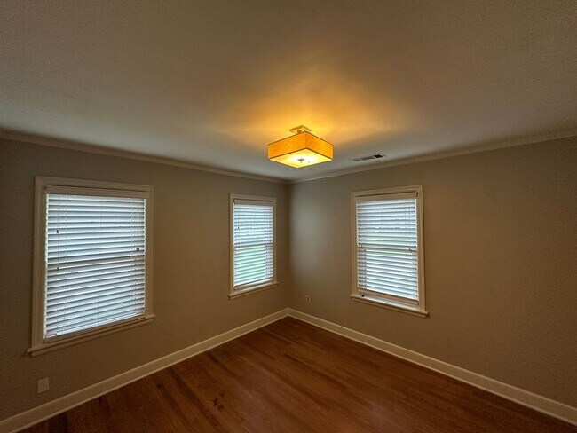 Building Photo - Near Chickasaw Gardens! Split bedroom floor plan! Huge fenced in back yard!