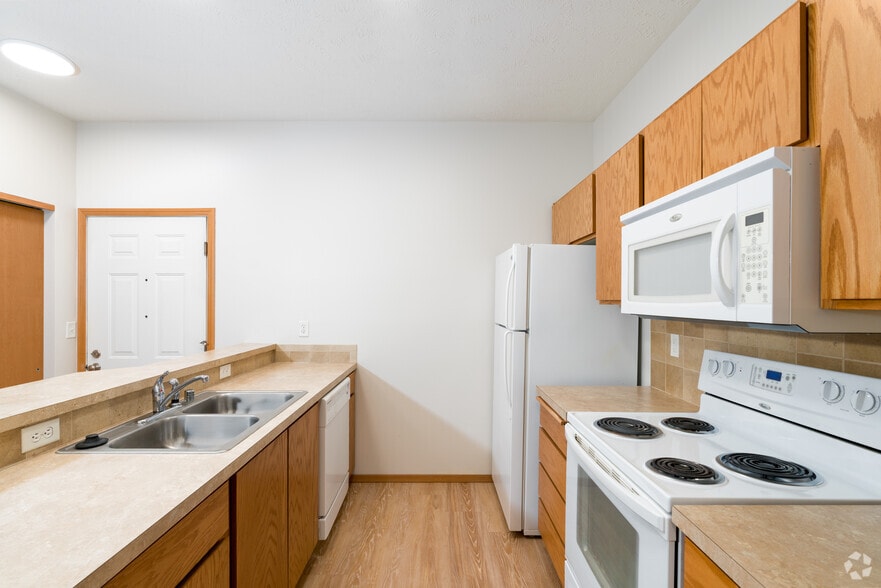 1BR, 1BA - 825SF - Kitchen - The Lusitano