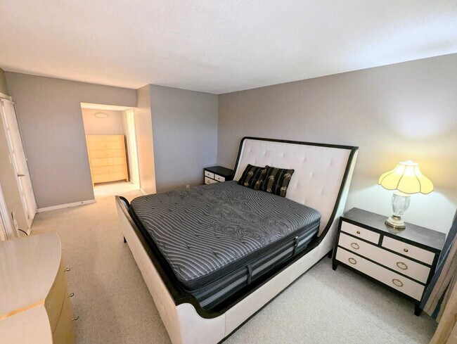 Building Photo - 3150 N Palm Aire Dr