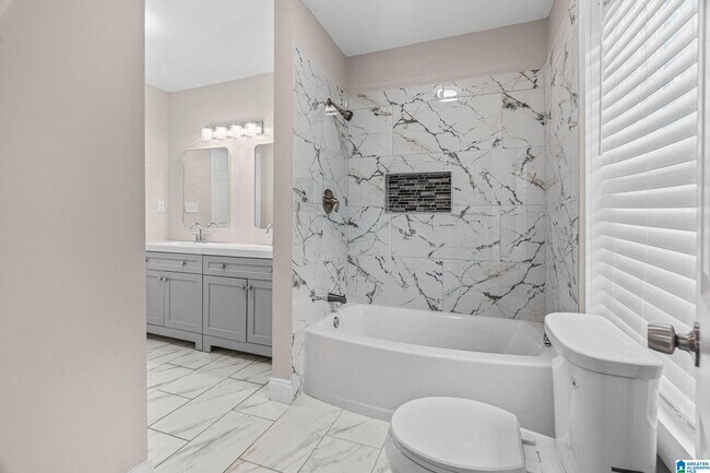 Building Photo - 528 10th Ct W