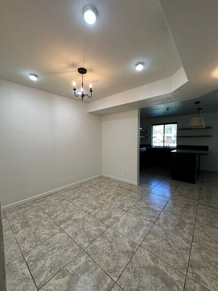 Building Photo - 1005 W 5th St