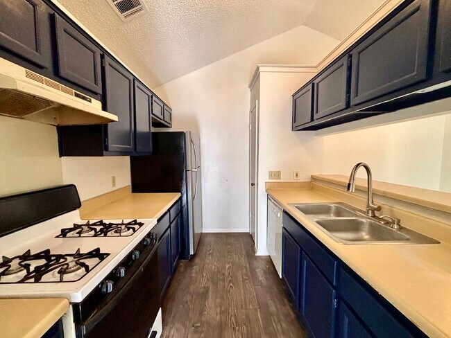 Building Photo - Dellrey-12309