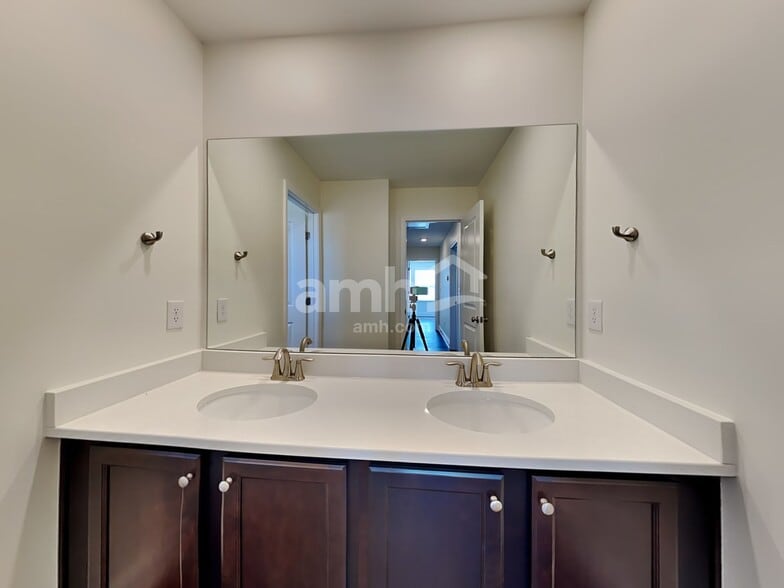 Building Photo - 5236 Valor Dr