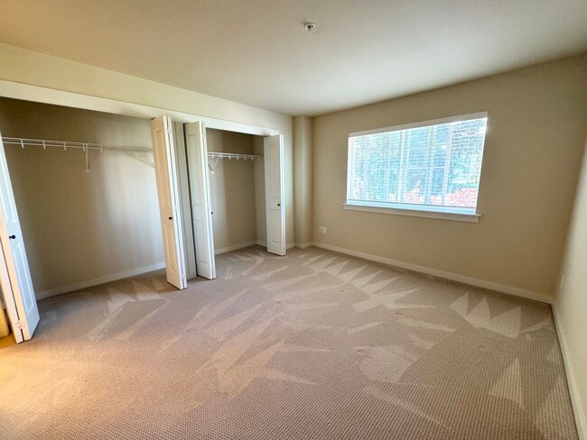 Building Photo - Spacious 2 bedroom 2 1/2 bath Plus Den  to...