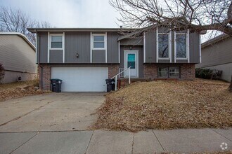 Building Photo - Split Entry 3 Bedroom / 2 Bathroom Home