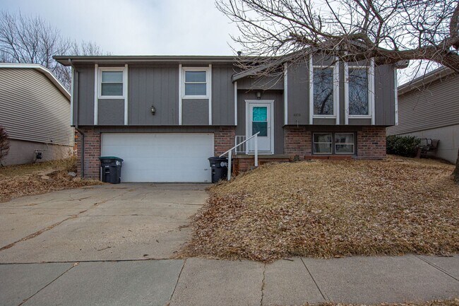 Primary Photo - Split Entry 3 Bedroom / 2 Bathroom Home
