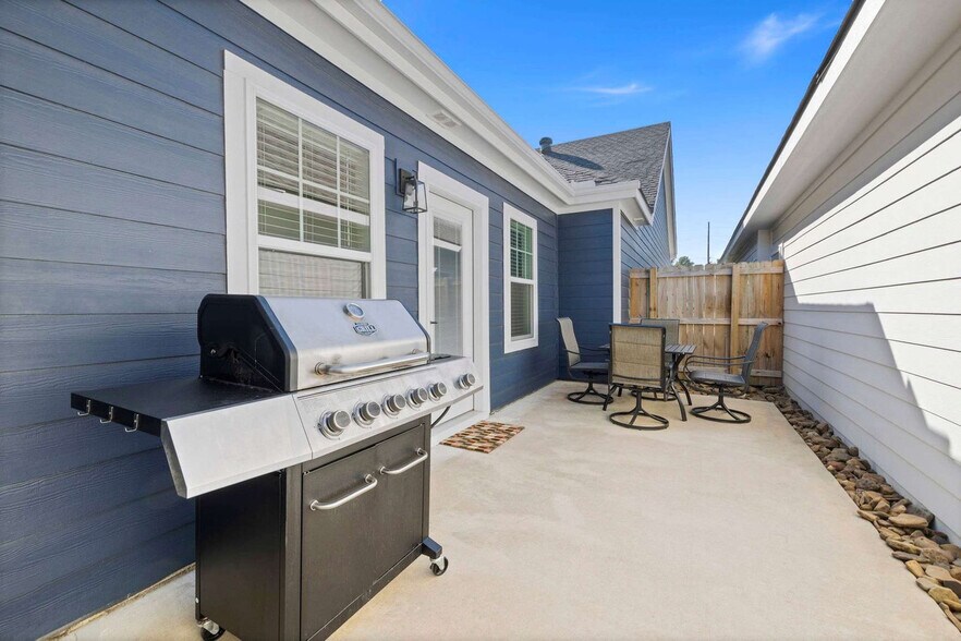 Building Photo - 913 NE Hts Ln