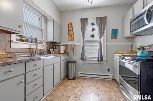 Primary Photo - 860 Loraine Ave