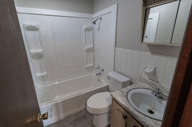 Building Photo - 1804 Sylvan Ln