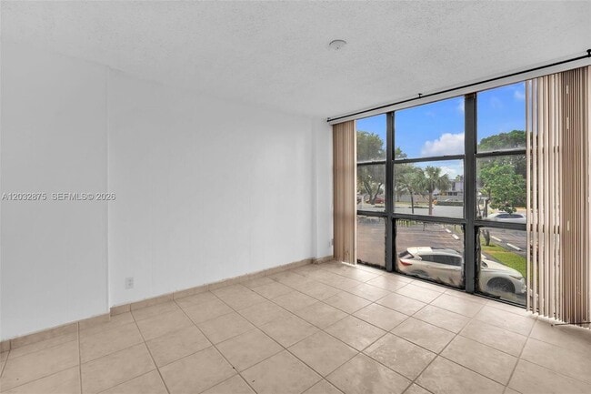 Building Photo - 1000 Parkview Dr