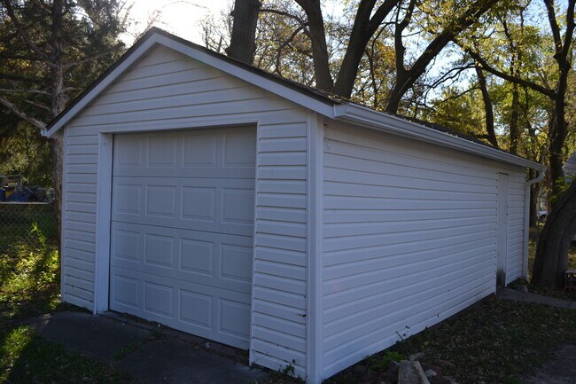 Building Photo - Remodeled 2 bedroom with Garage & small fe...