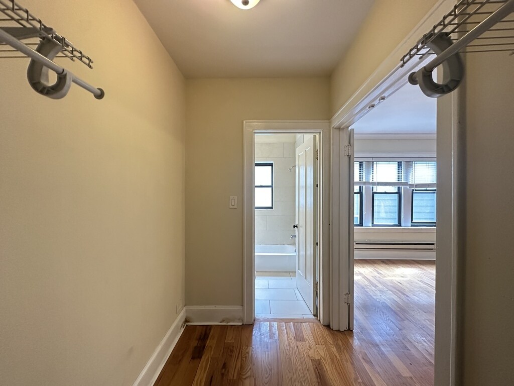 Building Photo - 4743 N Hermitage Ave