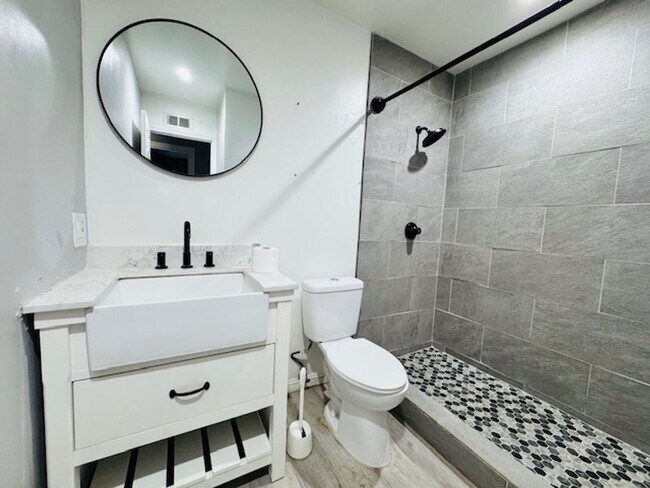 Building Photo - Westside Remodeled 3+2