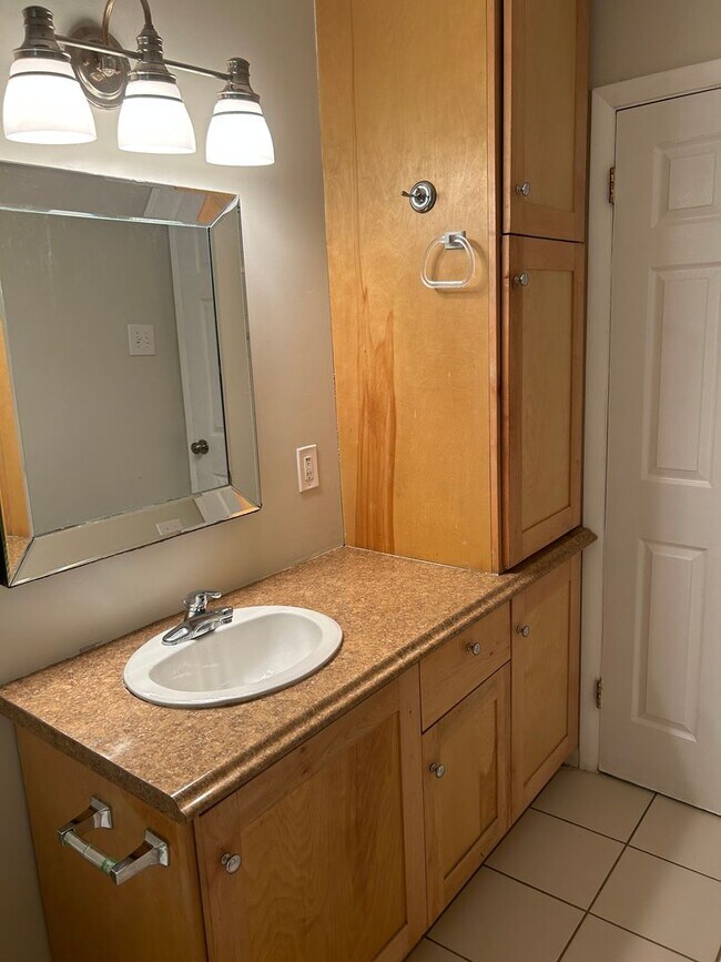 Building Photo - AVAILABLE MID-JUNE!