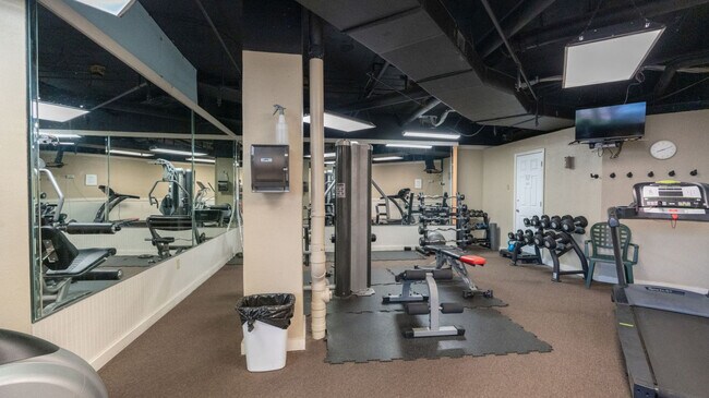 Building Photo - 7205 Thomas Dr