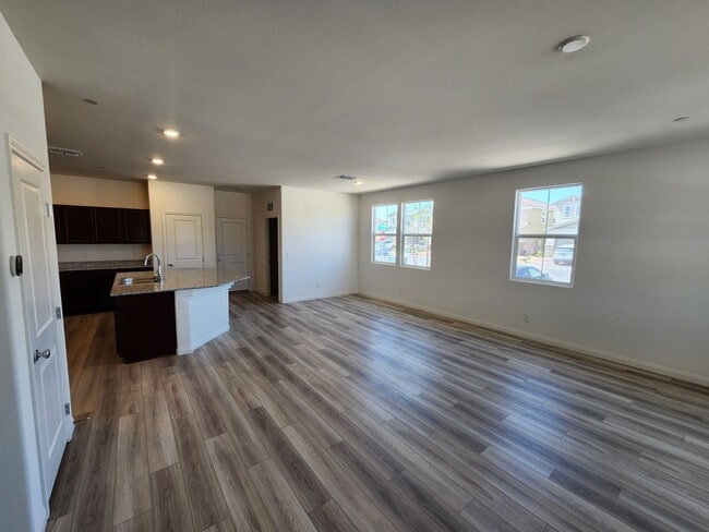 Building Photo - Gorgeous 3bed/2.5bath/2Car home located in Insirada