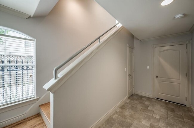 Building Photo - 315 Sandman St