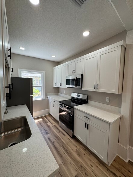 Building Photo - 708 Davis St