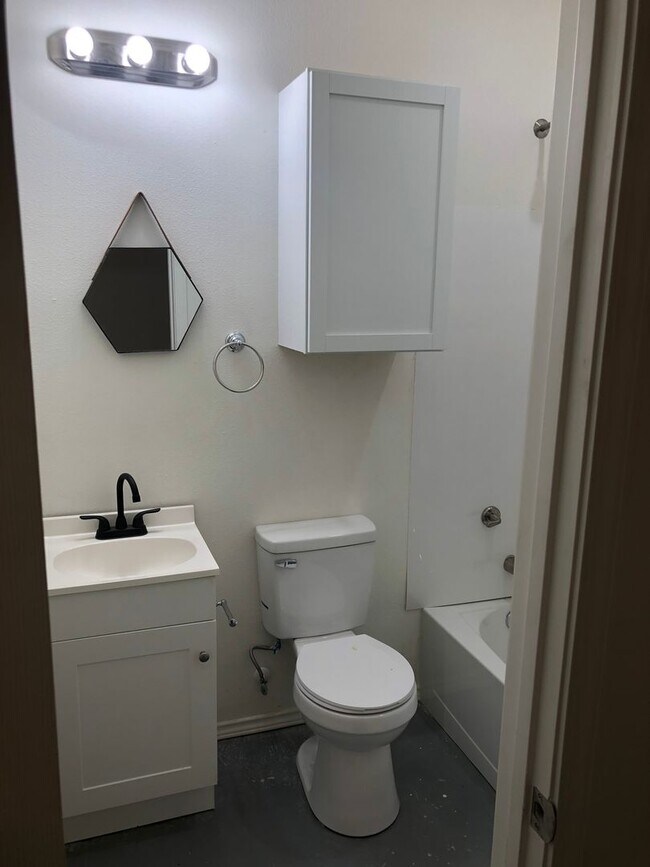 Building Photo - Charming 2BR Duplex in Mineola