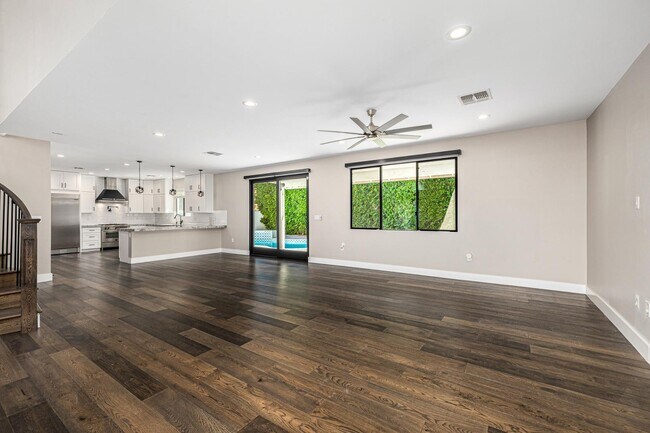 Building Photo - 3821 E Devonshire Ave