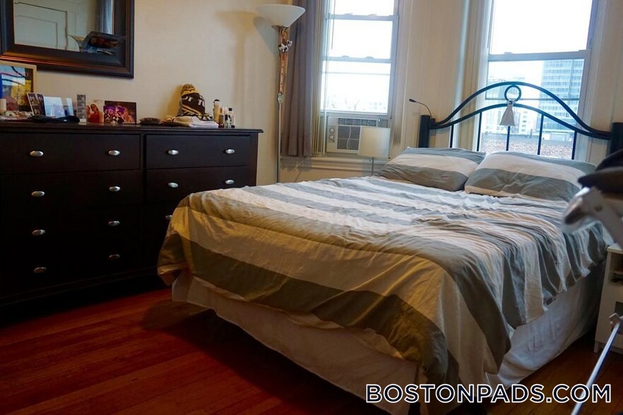 Building Photo - 121 Park Dr