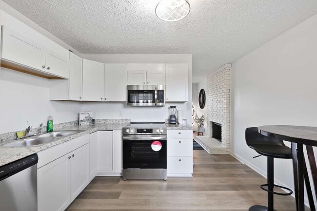 Building Photo - Fully furnished, 2BR Duplex near major healthcare employment centers, colleges, universities, and...