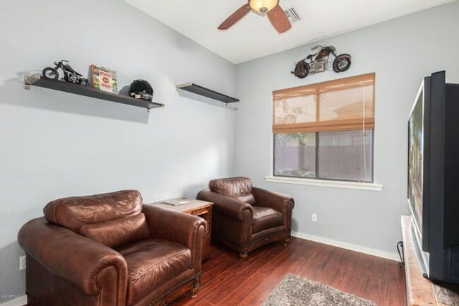 Building Photo - 908 Elm St