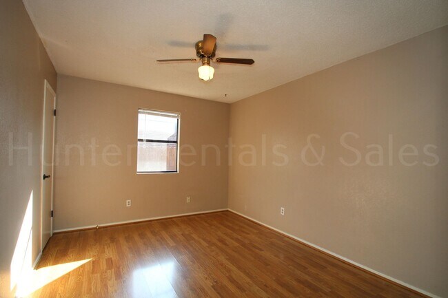 Building Photo - Spacious 4-Bedroom Home with Bonus Room, L...