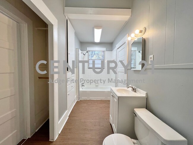 Building Photo - Spacious 3/2 Within Walking Distance of UN...