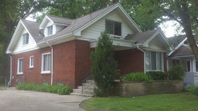 Building Photo - 822 Hawthorn Ave