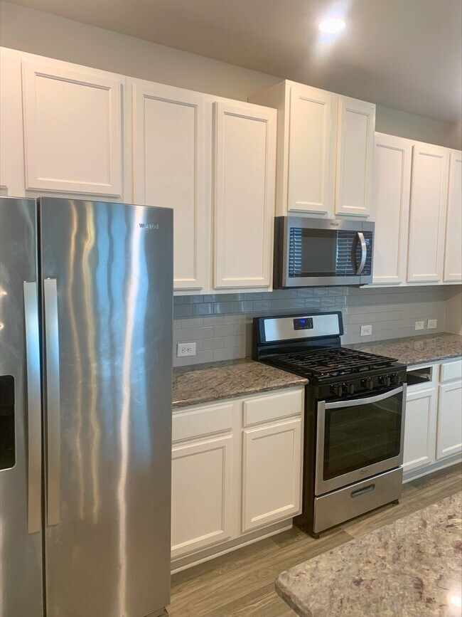 Building Photo - 4 Bedroom House In Gainesville!