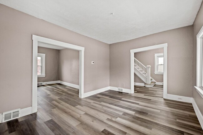 Building Photo - SCORE 1ST MONTH'S RENT FREE IF SIGNED BY MAY 1! Stunning 3 bedroom home in Aliquippa available Ma...